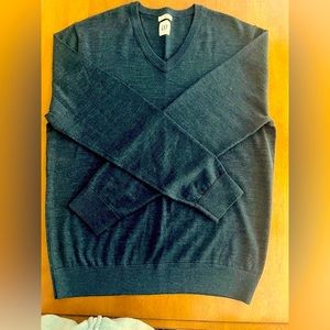 Gap Men’s V-Neck Sweater in gray. 100% Merino Wool. Size Large. NWOT.